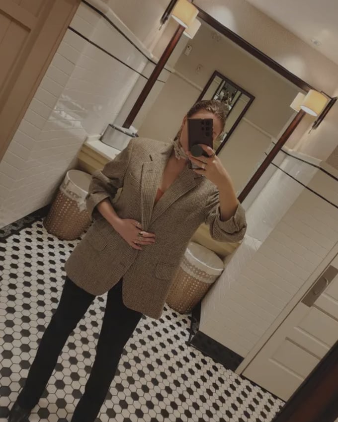 Oversized tweed blazer with coral camisole and black trousers Oversized tweed blazer with coral camisole and black trousers — Classy Business Casual Outfits