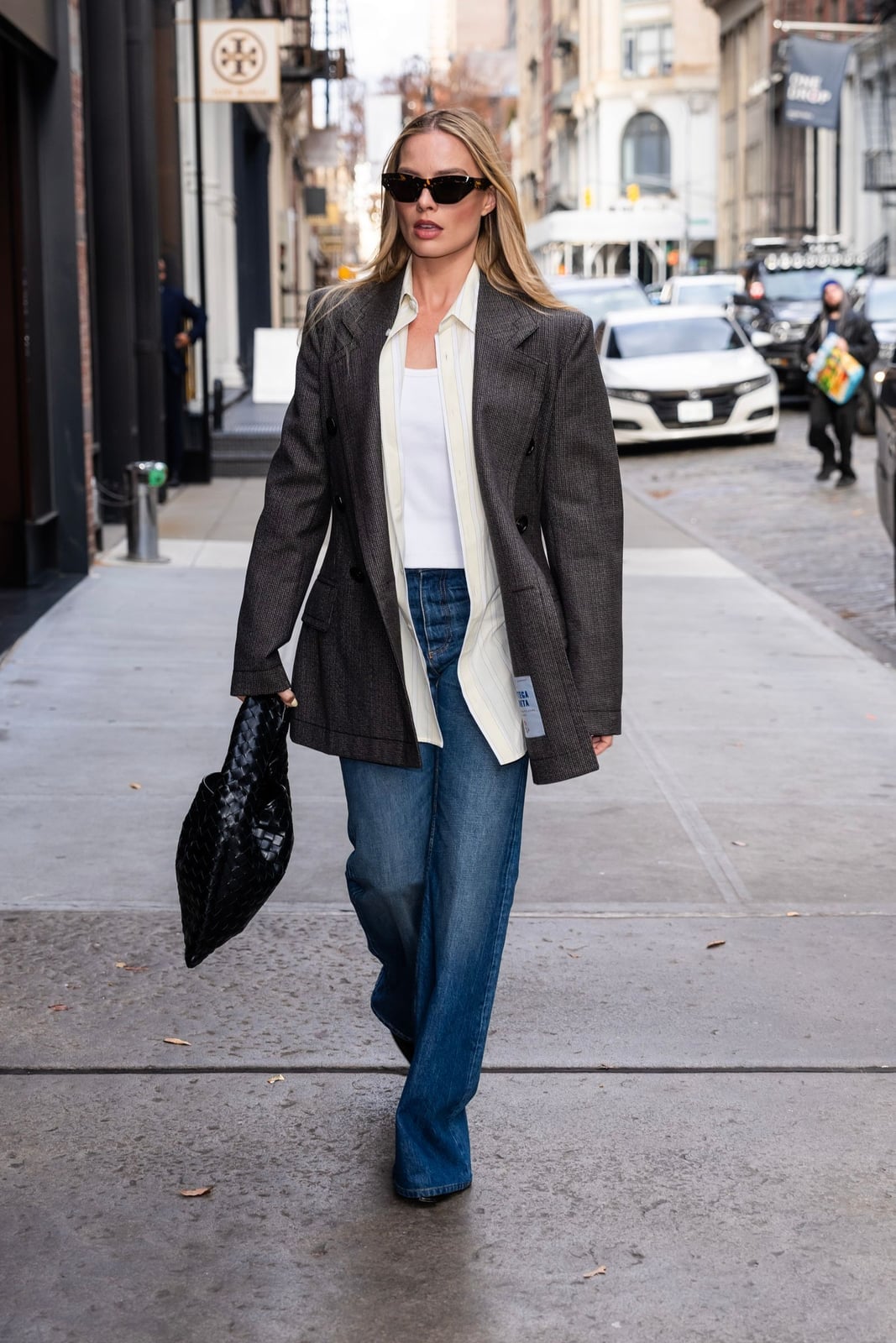 Oversized blazer with jeans for a smart casual balance Oversized blazer with jeans for a smart casual balance — Classy Business Casual Outfits