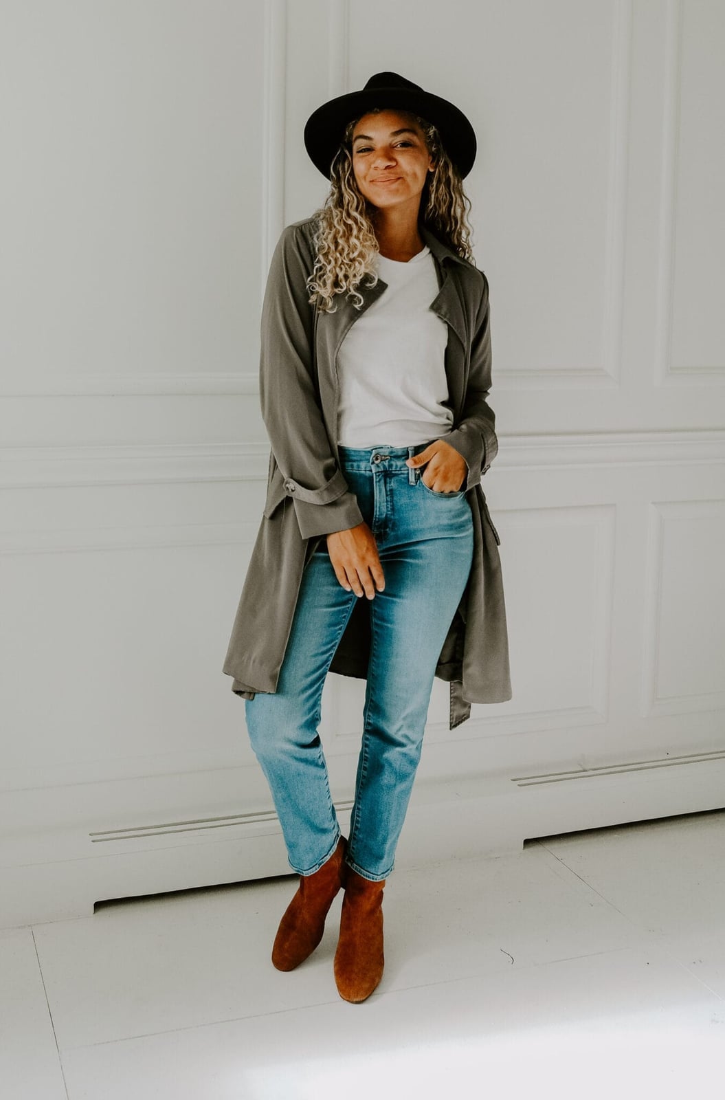Gray trench coat with jeans and ankle boots — Classy Casual Outfits