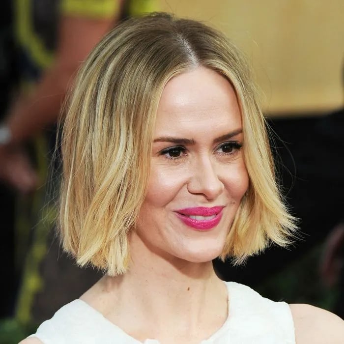 Wavy Blonde Bob With Middle Part Wavy Blonde Bob With Middle Part — Classy Chin Length Hair