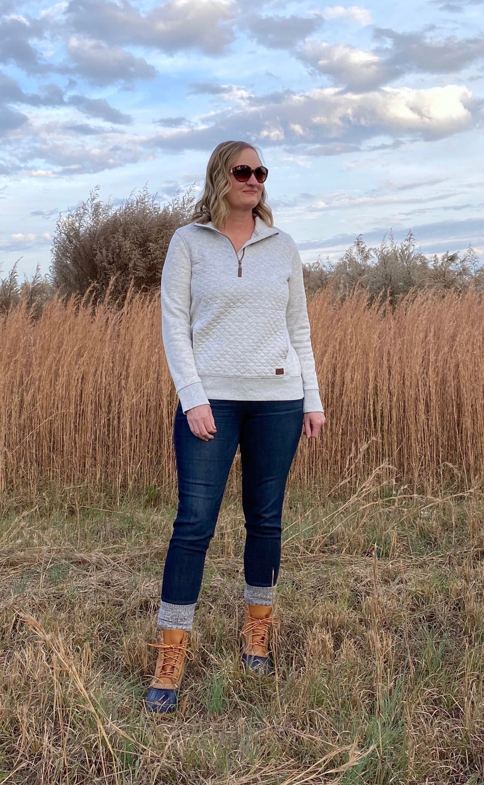 Gray Quilted Fleece Sweatshirt with Slim Jeans — Classy Fleece Outfits
