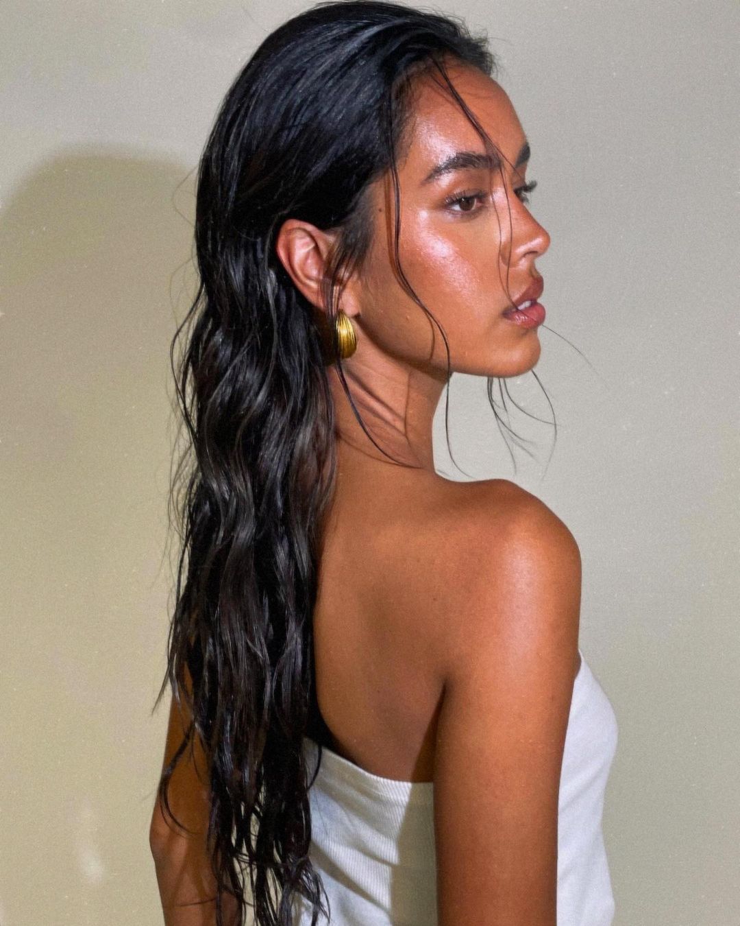 Mid-Back Wavy Dark Brown Wet Look, Close-Up Take — Classy Greasy Hair Hairstyles