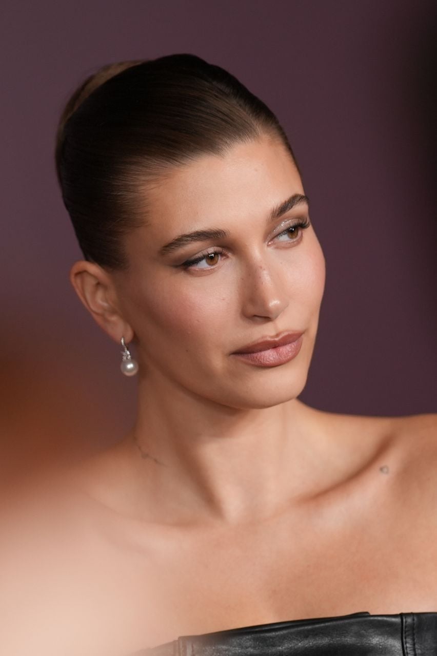 Glossy Shoulder Length Slicked Ponytail — Classy Greasy Hair Hairstyles