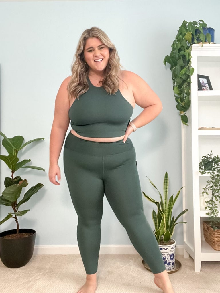 Dark Green Matching Set of Leggings and Crop Top Dark Green Matching Set of Leggings and Crop Top — Classy Green Leggings Outfit