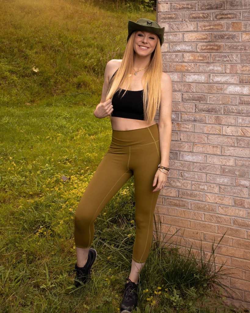 Olive Green Cropped Leggings with Black Top and Sneakers Olive Green Cropped Leggings with Black Top and Sneakers — Classy Green Leggings Outfit