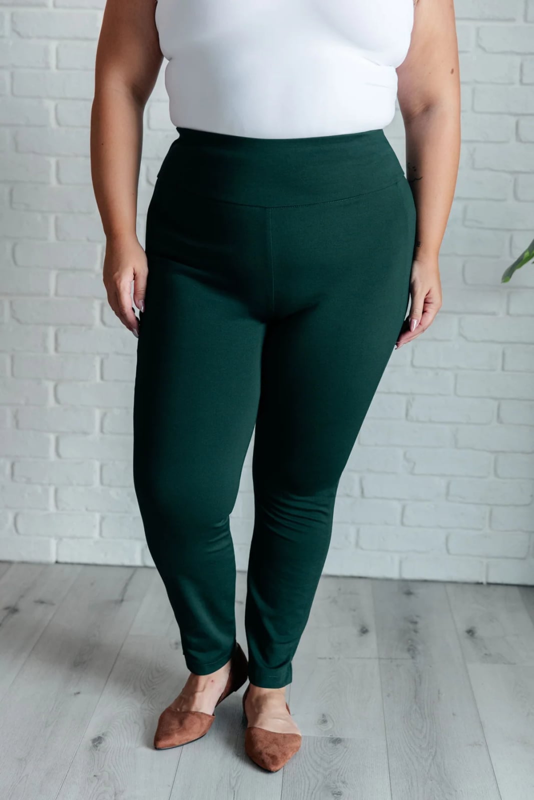 Hunter Green Skinny Leggings with White Top and Tan Flats Hunter Green Skinny Leggings with White Top and Tan Flats — Classy Green Leggings Outfit