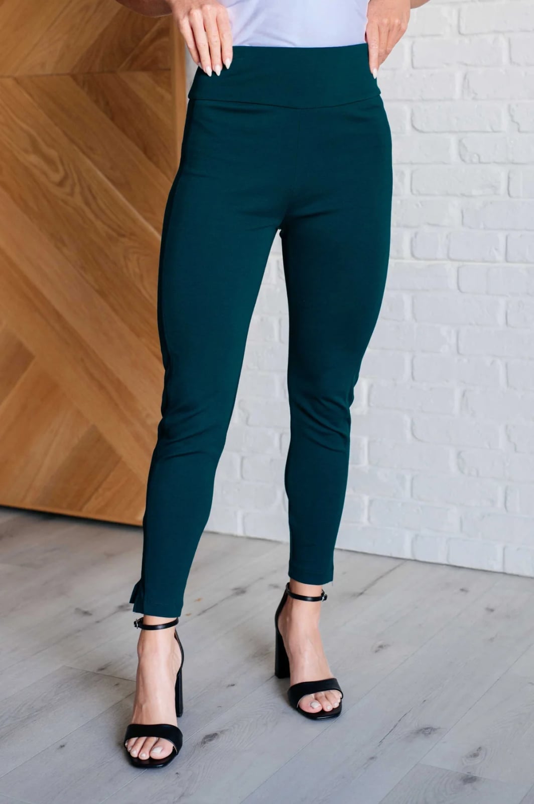 Hunter Green Skinny Leggings with White Top and Black Sandals Hunter Green Skinny Leggings with White Top and Black Sandals — Classy Green Leggings Outfit
