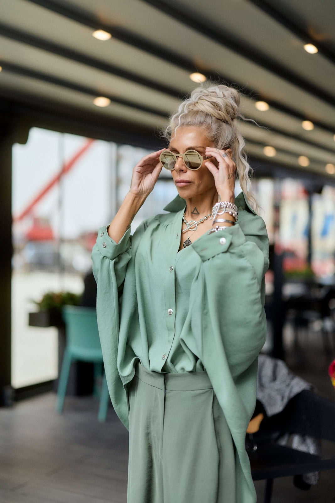 Oversized sage green shirt with voluminous sleeves — Classy Green Top Outfits