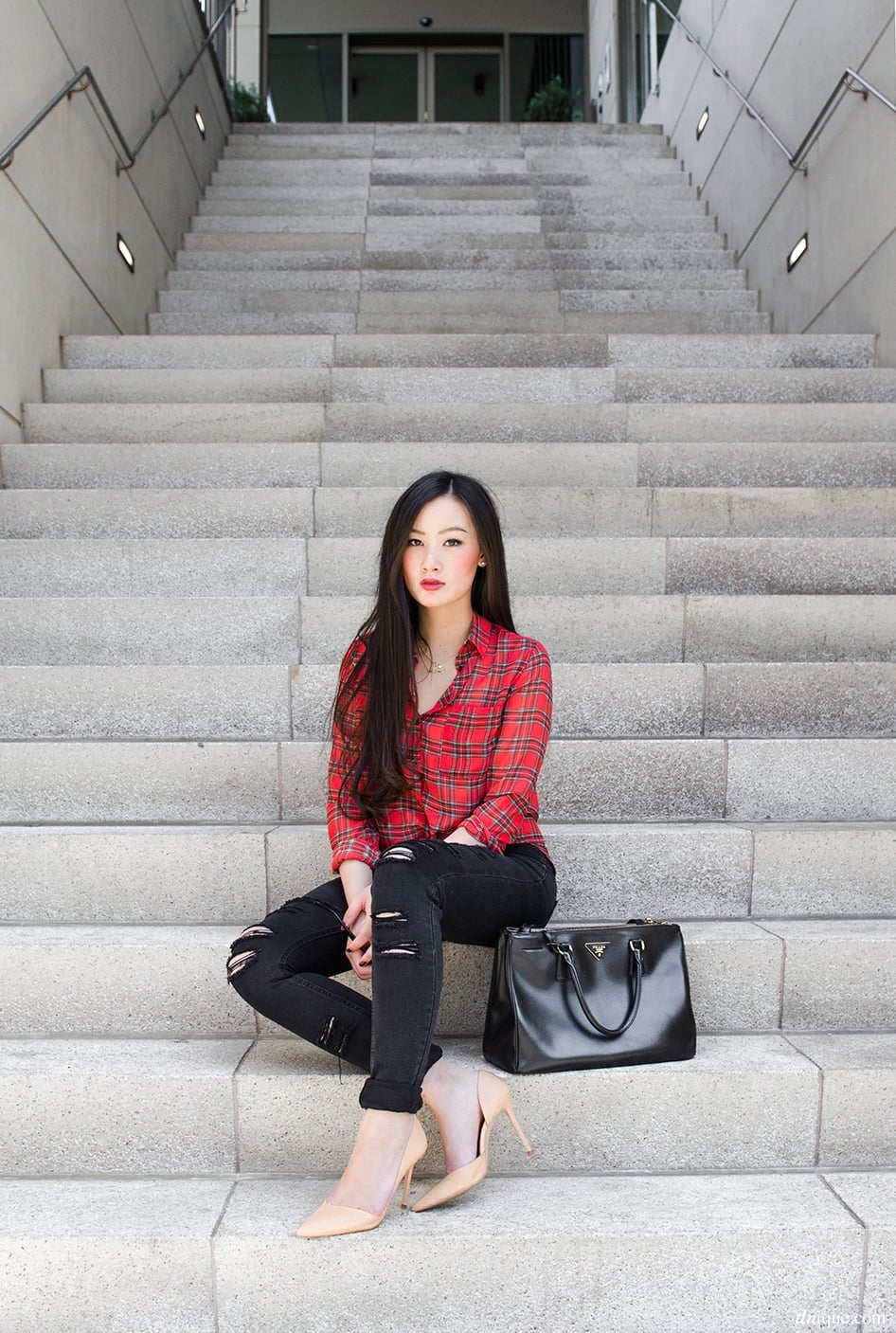 Red plaid shirt with distressed black jeans and nude heels Red plaid shirt with distressed black jeans and nude heels — Classy Grunge Outfits