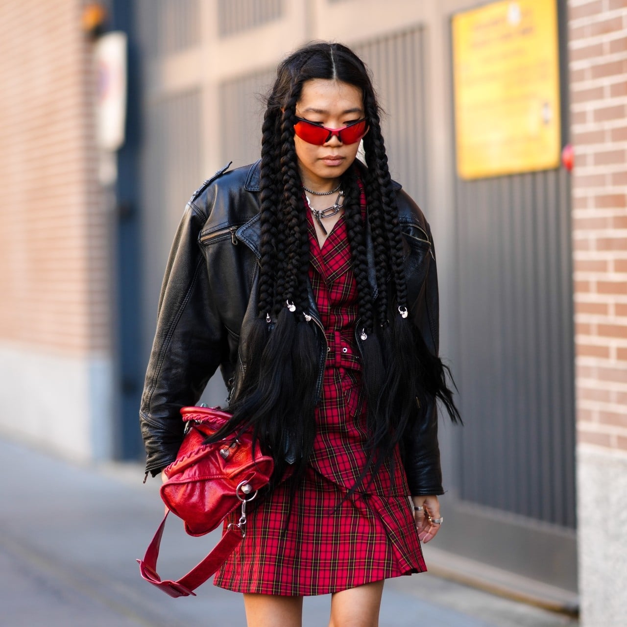 Plaid collared shirt with dark wash wide-leg jeans Plaid collared shirt with dark wash wide-leg jeans — Classy Grunge Outfits