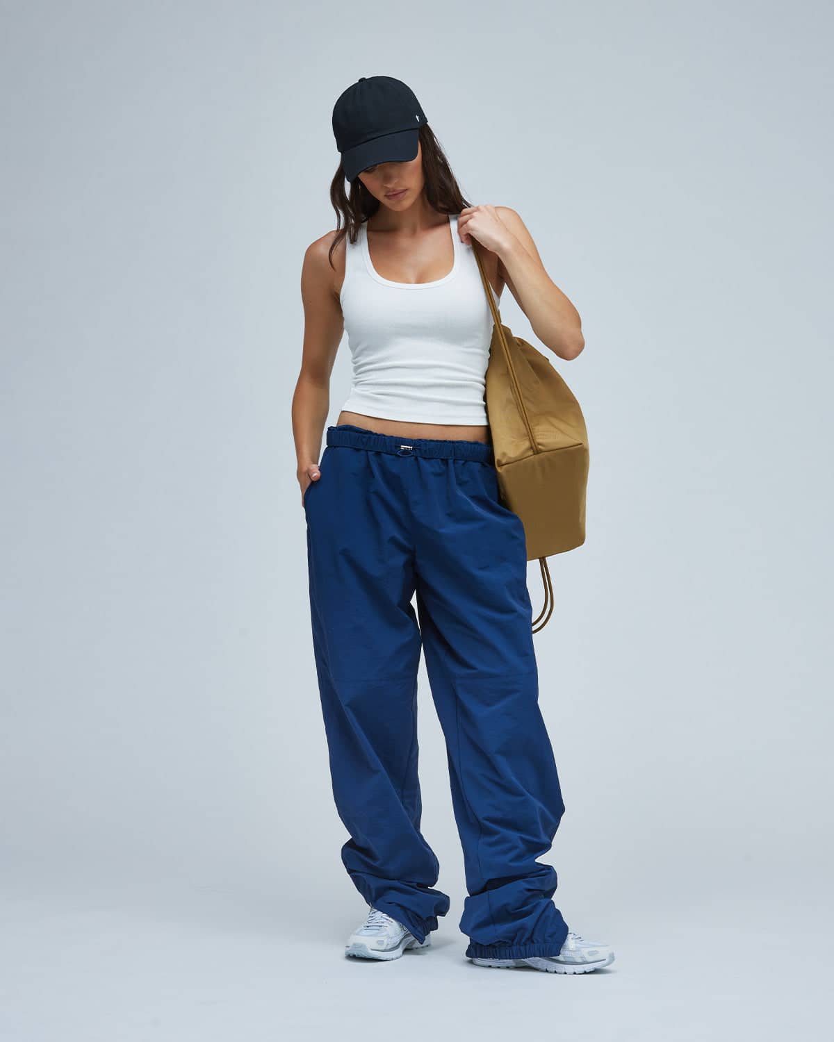 White tank top with oversized navy sweatpants White tank top with oversized navy sweatpants — Classy Gym Outfits