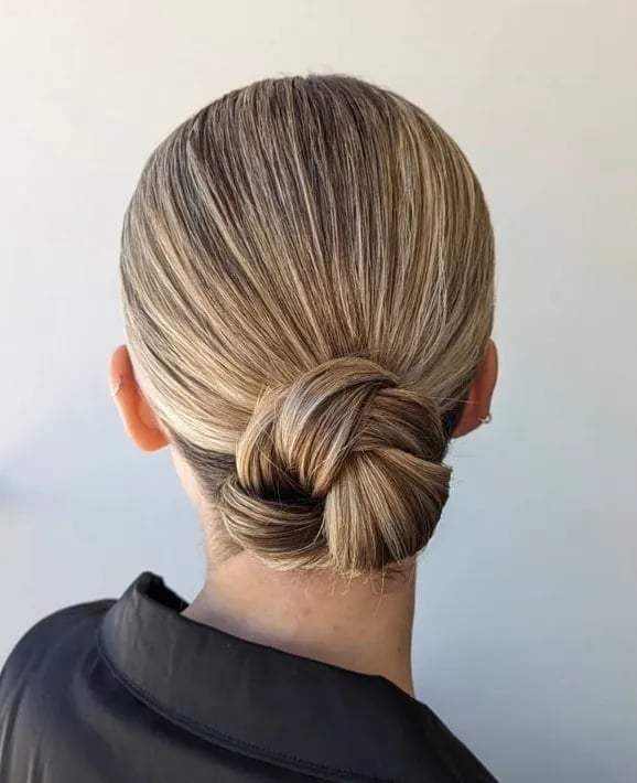Ash Blonde Collarbone Layers With Lived-In Waves Ash Blonde Collarbone Layers With Lived-In Waves — Classy Hair Care Routine