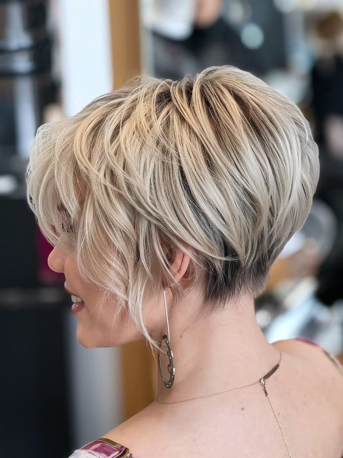 Collarbone Layered Bob With Wavy Texture and Highlights Collarbone Layered Bob With Wavy Texture and Highlights — Classy Hairstyles for Thick Hair