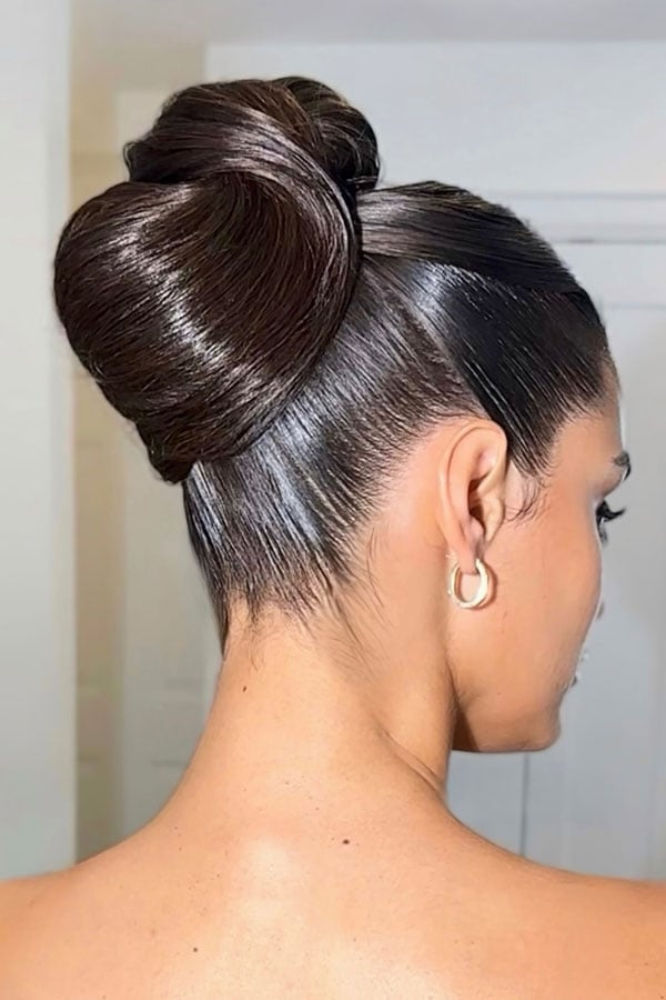 18 Elegant Neat High Updos : Sleek High Bun with Glossy Precision and Polished Edges I Take You itakeyou.co.uk