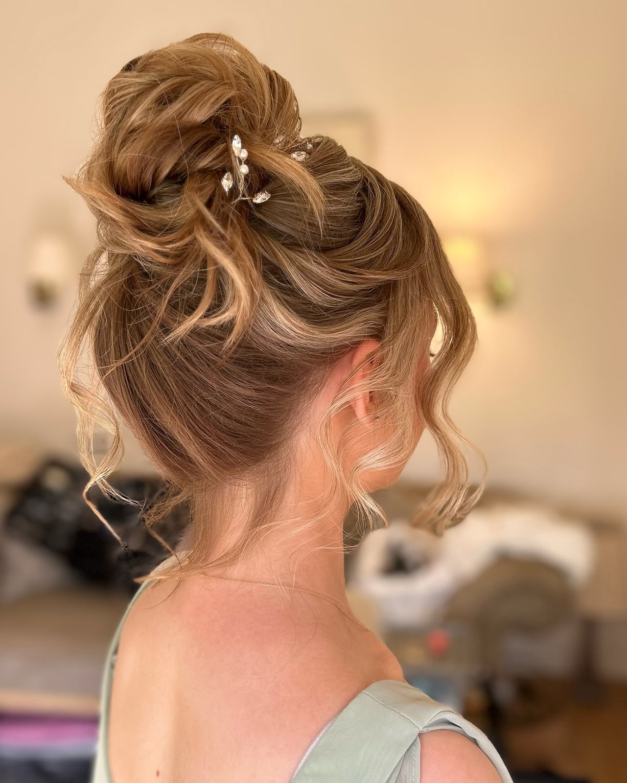 Wavy Blonde High Bun With Curls — Classy High Bun Hairstyles