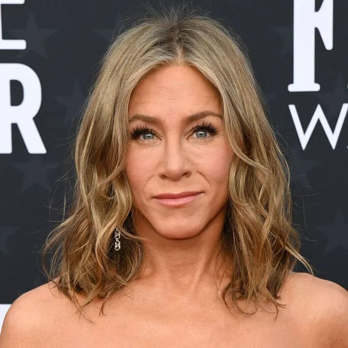 Collarbone Layers With Soft Curtain Bangs — Classy Jennifer Aniston Hair