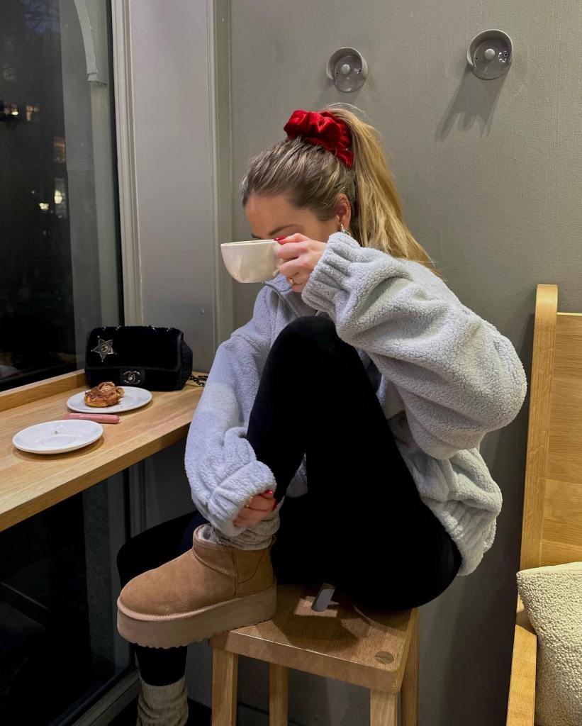 Fluffy Sweatshirt and Platform Boots with Black Leggings — Classy Leggings Outfits