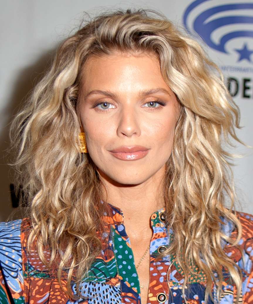 Shoulder To Collarbone Ash Blonde Hair With Wispy Bangs — Classy Long Curly Hair