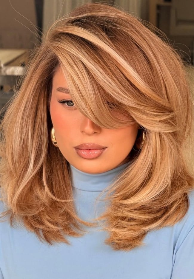 20 Chic Voluminous Shoulder-Length Layers with Honey Blonde Caramel Latte