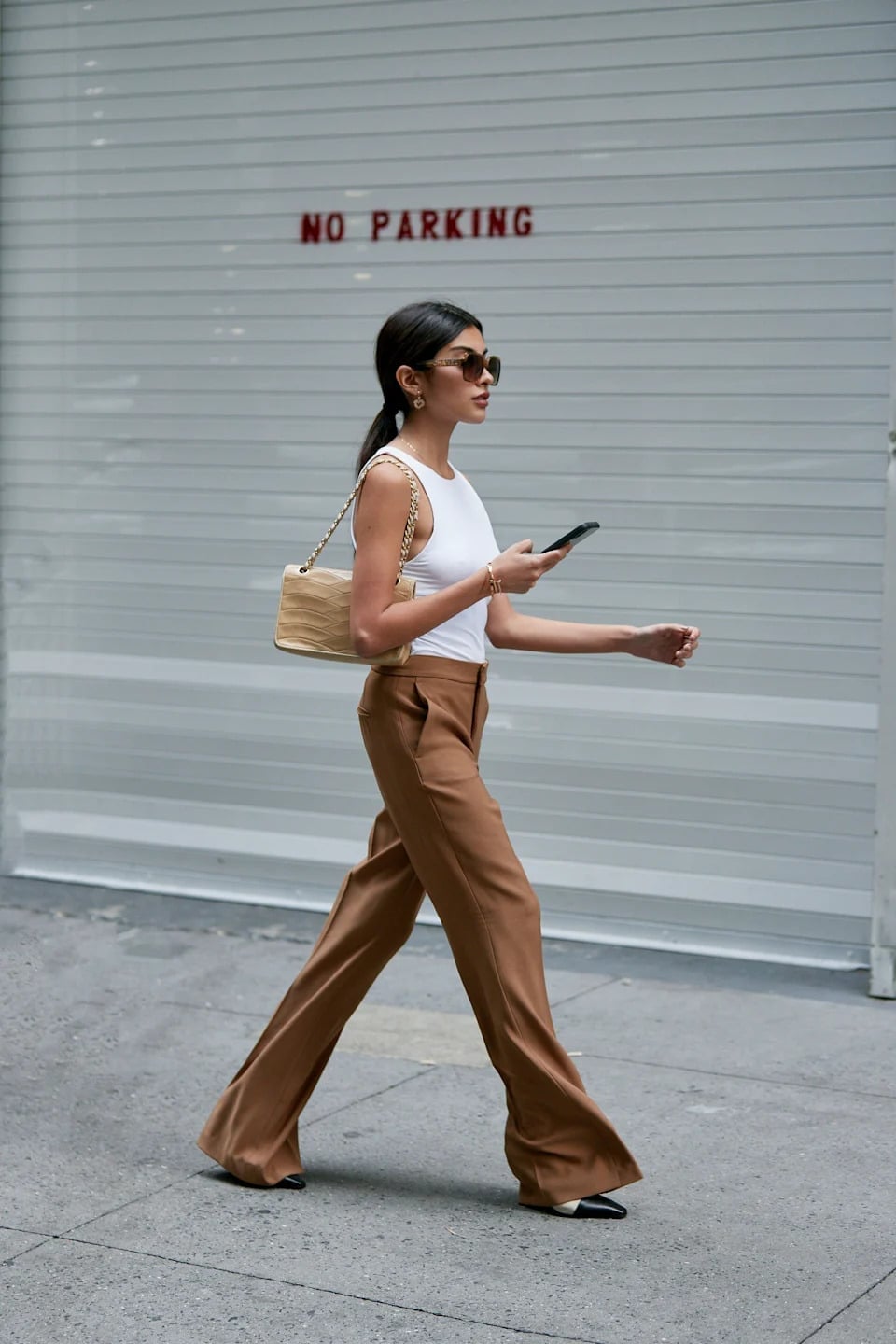 White Tank Top with Wide-Leg Brown Trousers White Tank Top with Wide-Leg Brown Trousers — Classy Minimalist Outfits