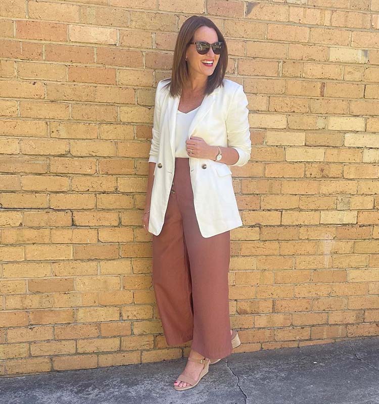 White Linen Blazer with Terracotta Trousers White Linen Blazer with Terracotta Trousers — Classy Minimalist Outfits