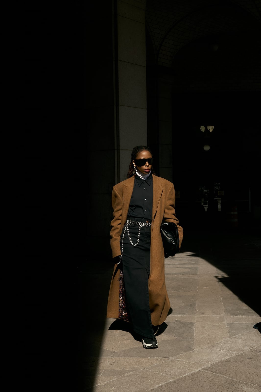 Oversized Brown Coat with Black Basics Oversized Brown Coat with Black Basics — Classy Minimalist Outfits