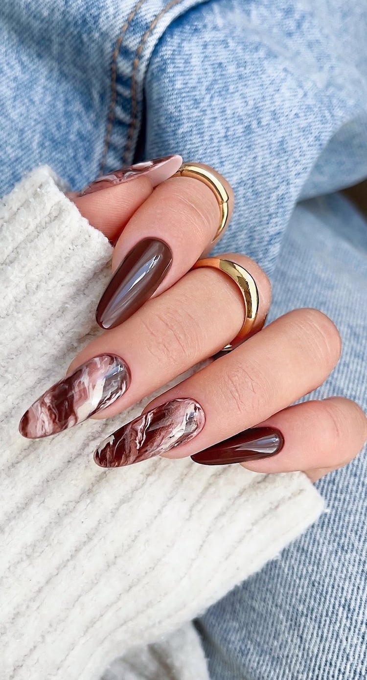 Long Stiletto Nails With Dark Brown Marble Art, одета в свитер — Classy Mocha Nails