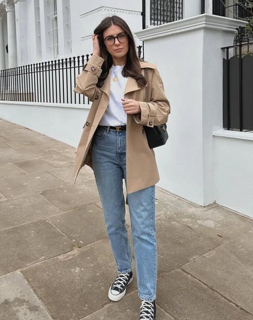 Beige Trench Coat With Straight Leg Jeans Beige Trench Coat With Straight Leg Jeans — Classy Mom Jeans Outfits