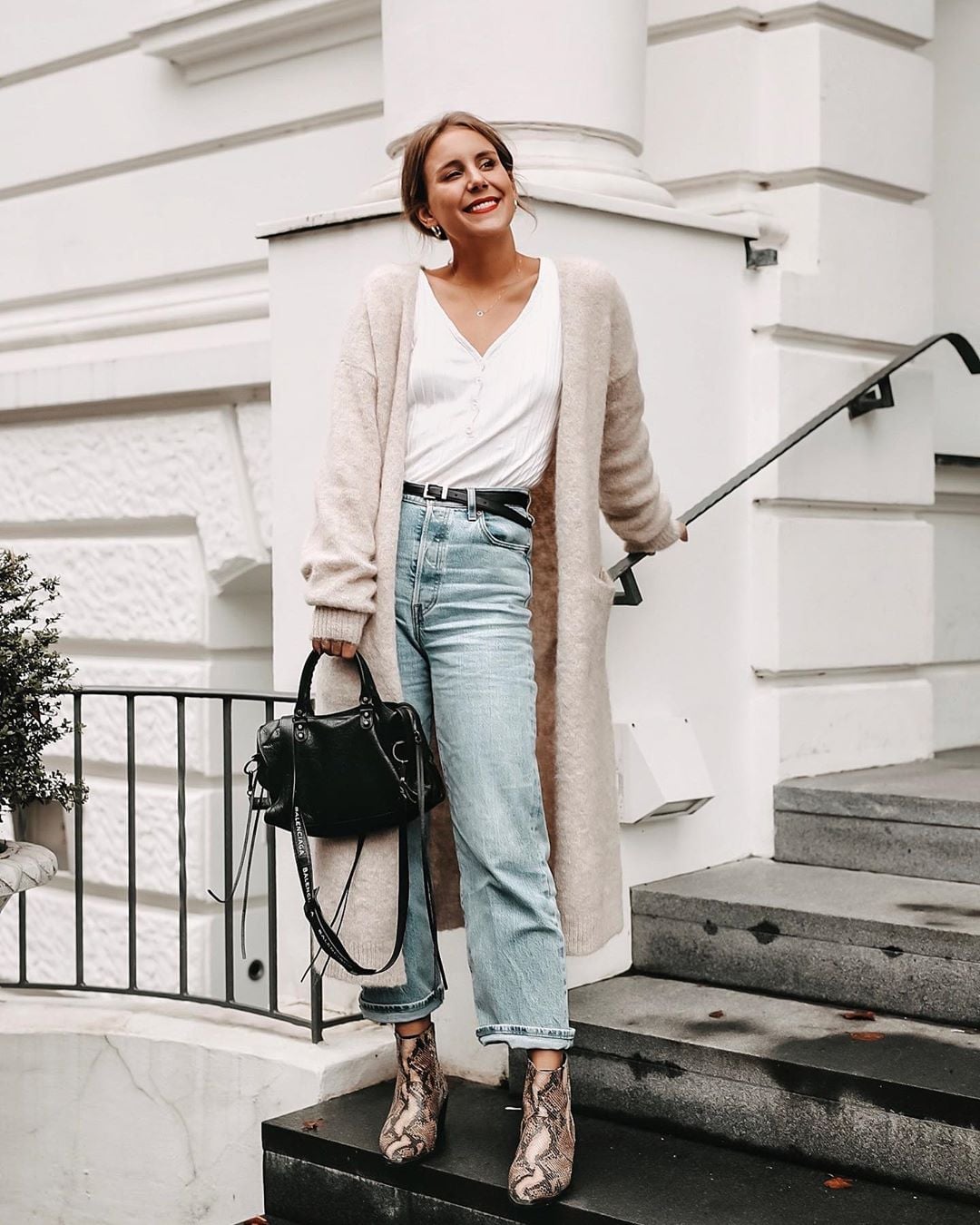 Long Cardigan With Mom Jeans Long Cardigan With Mom Jeans — Classy Mom Jeans Outfits