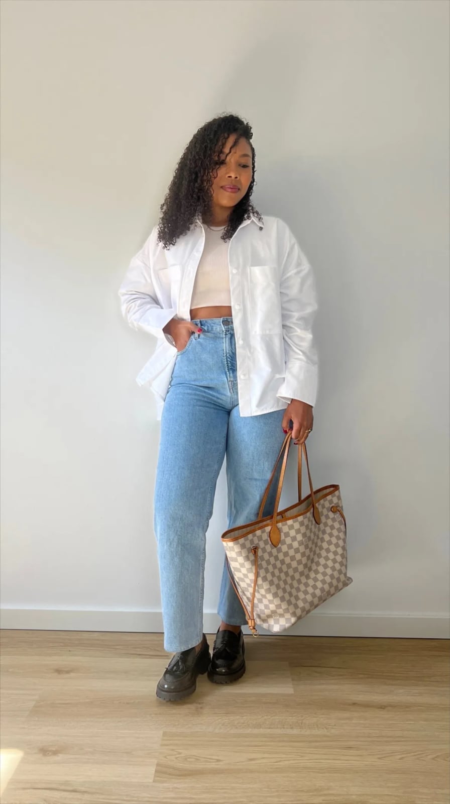 Cropped Top And Oversized Shirt With Wide Leg Jeans Cropped Top And Oversized Shirt With Wide Leg Jeans — Classy Mom Jeans Outfits