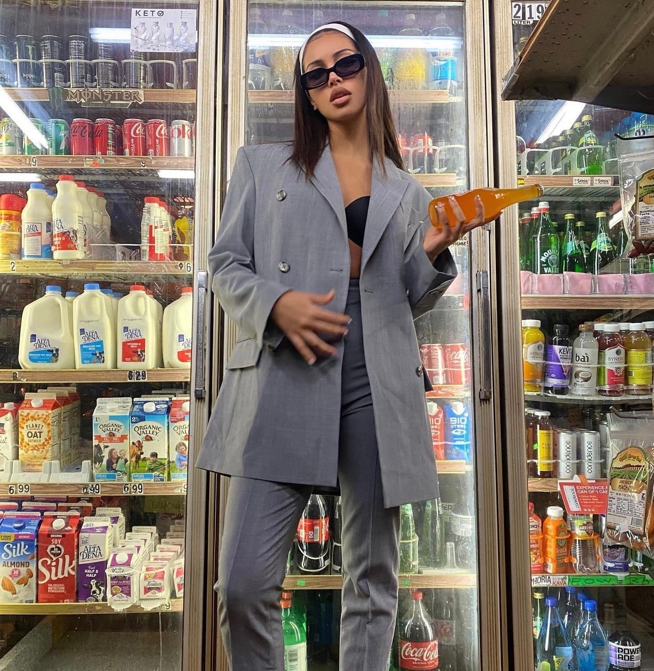 Oversized gray double-breasted blazer with bra top and trousers — Classy Office Siren Outfits