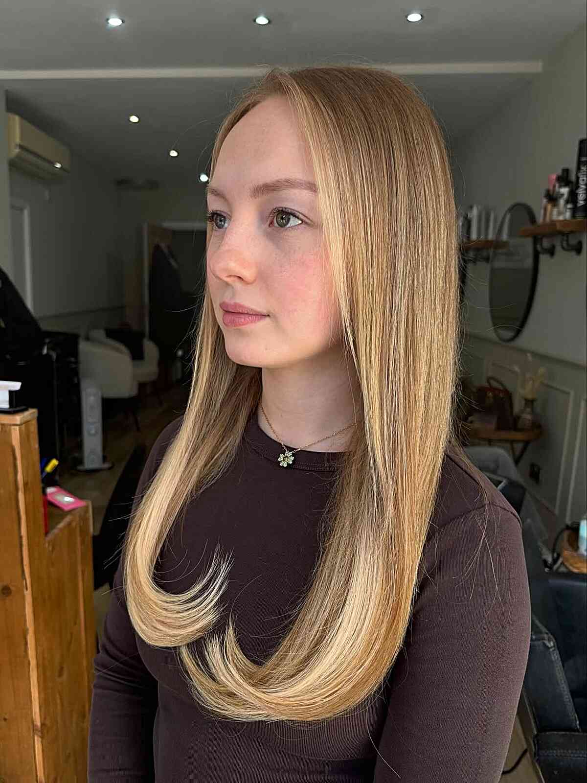 Collarbone Beige Blonde With Soft Waves — Classy Old Money Blonde
