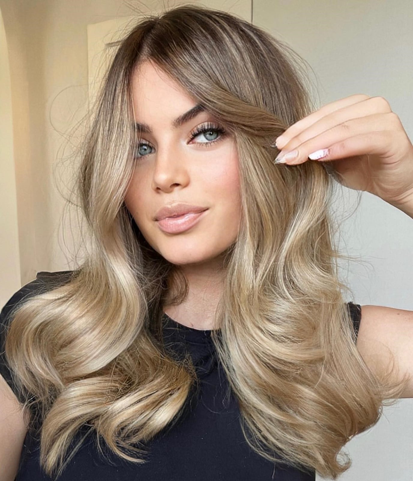 Mid-Back Creamy Blonde With Face-Framing Layers — Classy Old Money Blonde