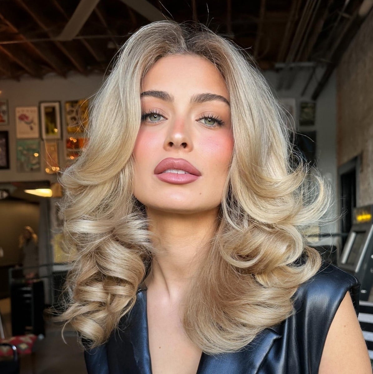 Mid-Back Creamy Blonde With Face-Framing Pieces, Loose Waves — Classy Old Money Blonde