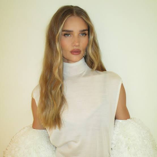 Mid-Back Honey Blonde With Natural Waves, Wavy — Classy Old Money Blonde