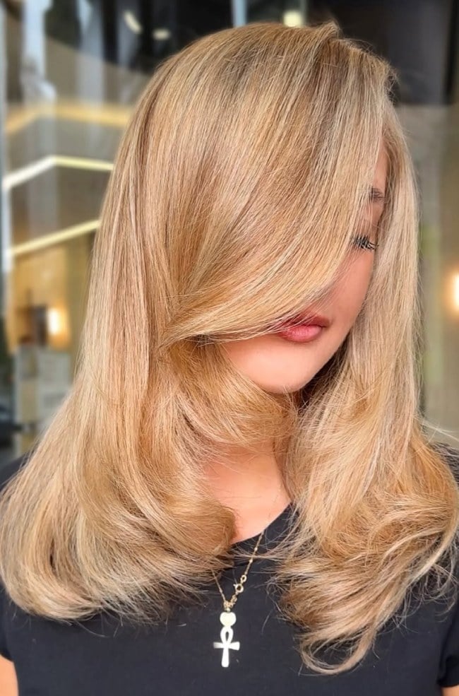 Collarbone Shag Dirty Blonde With Curtain Bangs — Classy Old Money Blonde
