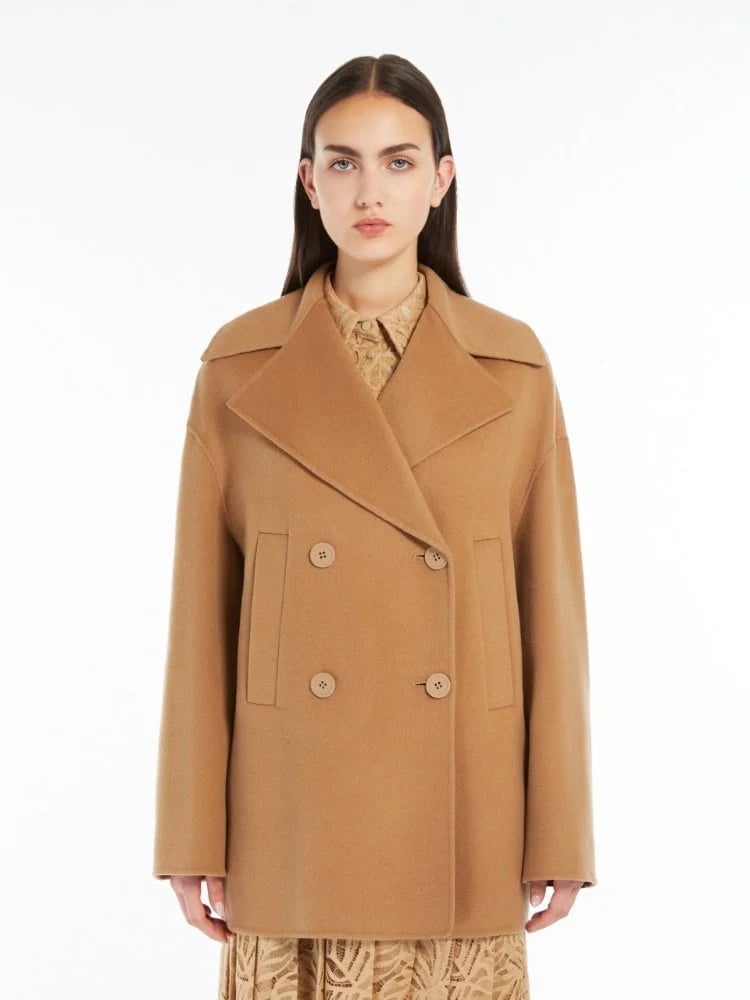Oversized Camel Double-Breasted Coat for Casual Days Oversized Camel Double-Breasted Coat for Casual Days — Classy Peacoat Outfits