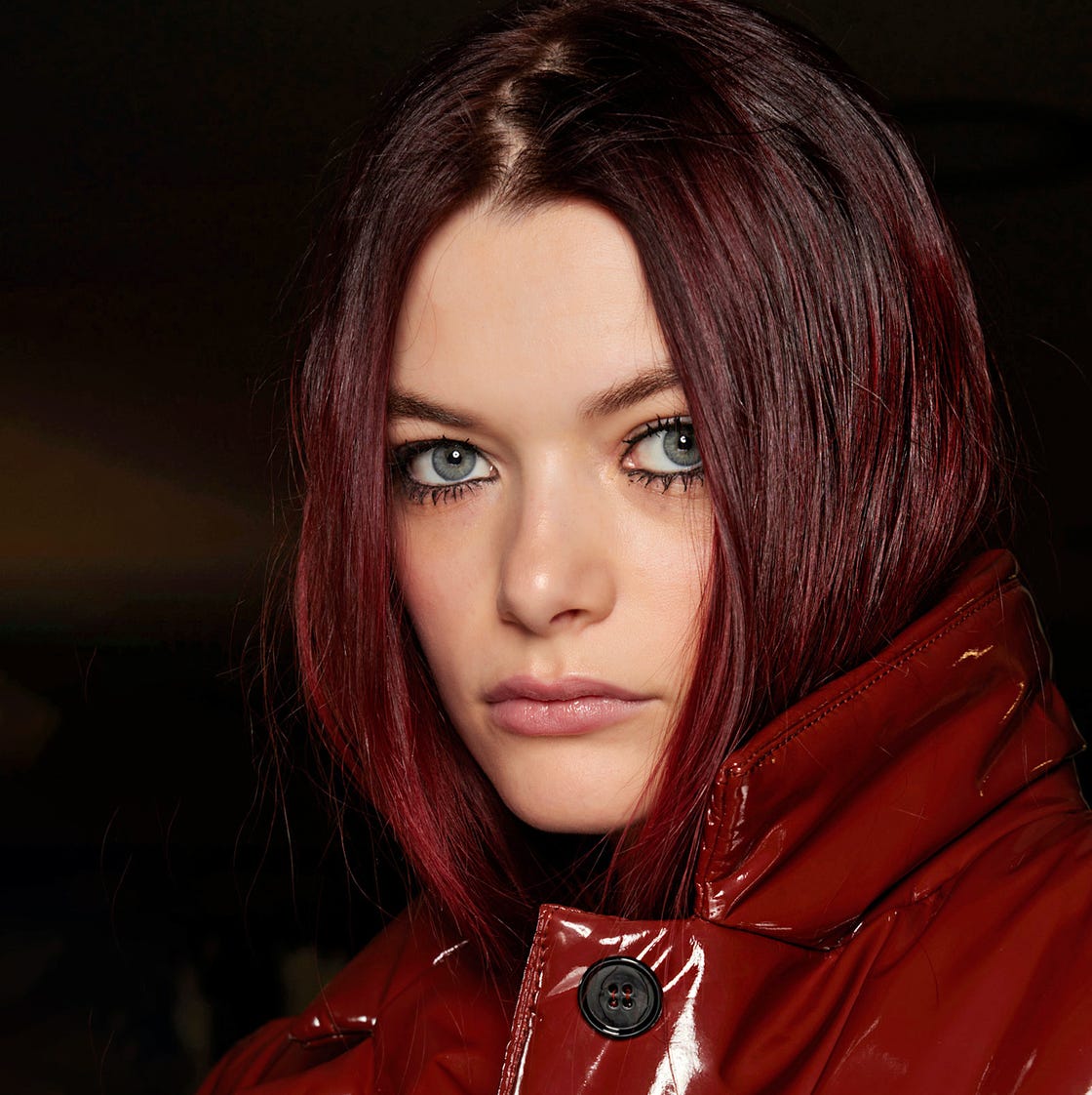 Rich Auburn Mid-Back Waves with Lighter Highlights and Wavy Rich Auburn Mid-Back Waves with Lighter Highlights and Wavy — Classy Red Hairstyles