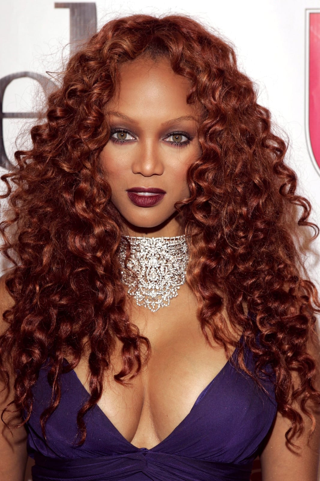 Copper Red Mid-Back Curls with Subtle Highlights Copper Red Mid-Back Curls with Subtle Highlights — Classy Red Hairstyles