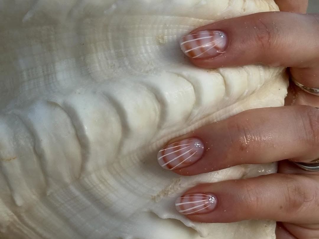 Sheer Brown White Line Glitter Short Oval Nails — Classy Short Oval Nails