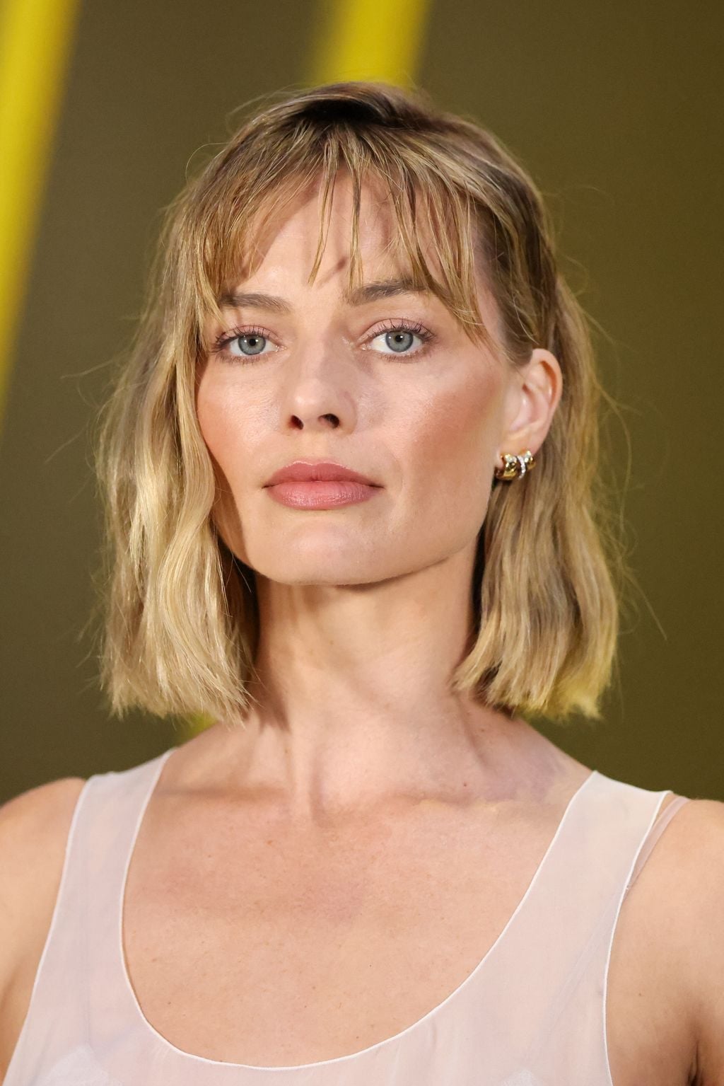 Chin Length Bob With Blunt Bangs And Ash Blonde Color — Classy Shoulder Length Bob