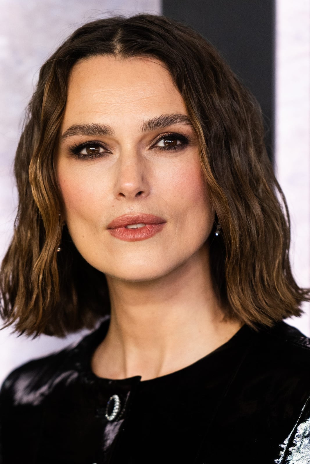 Medium Brown Collarbone Bob With Loose Waves, Close-Up Take — Classy Shoulder Length Bob