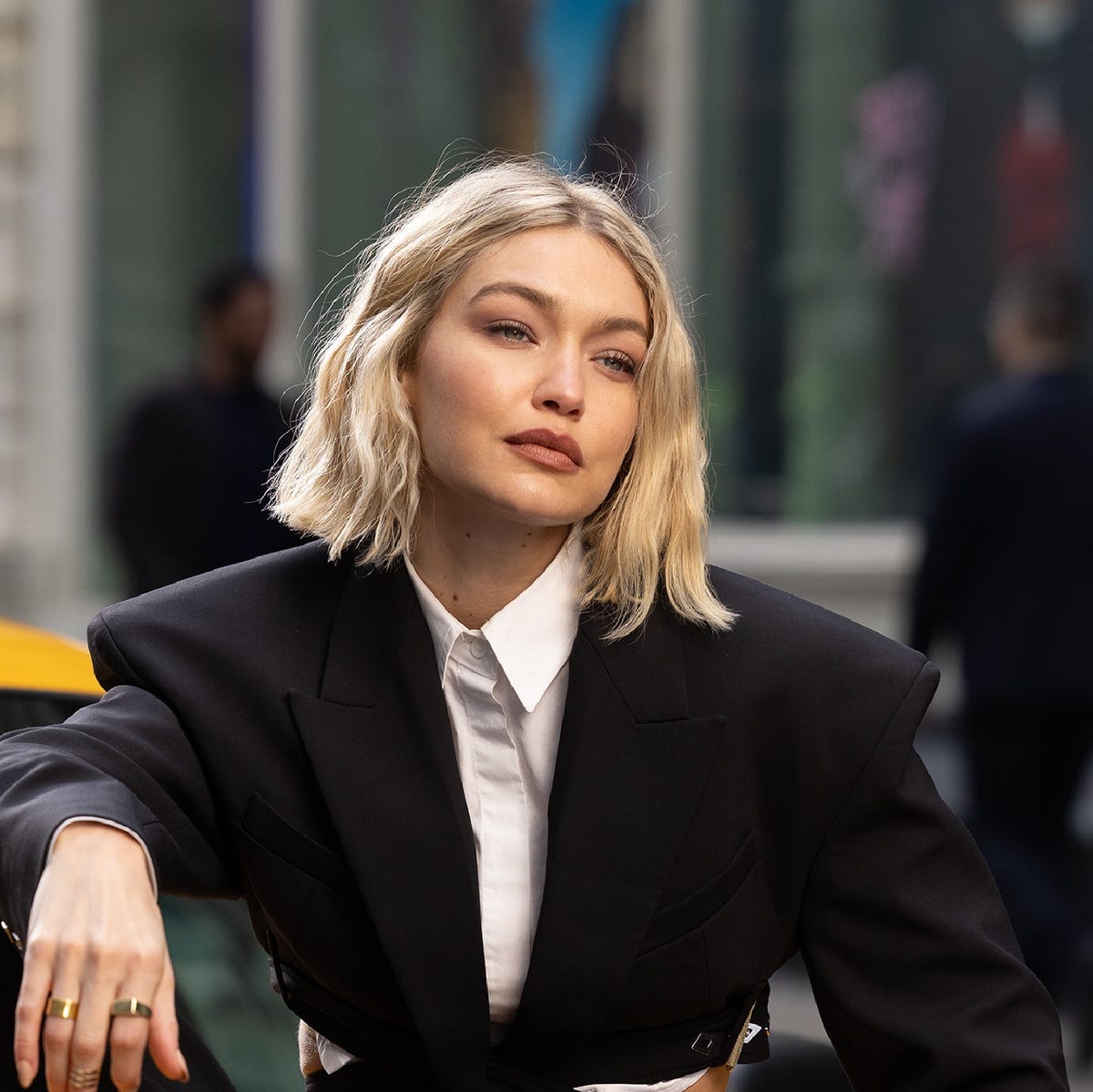 Ash Blonde Collarbone Bob With Face-Framing Layers, Curtain Bangs — Classy Shoulder Length Bob