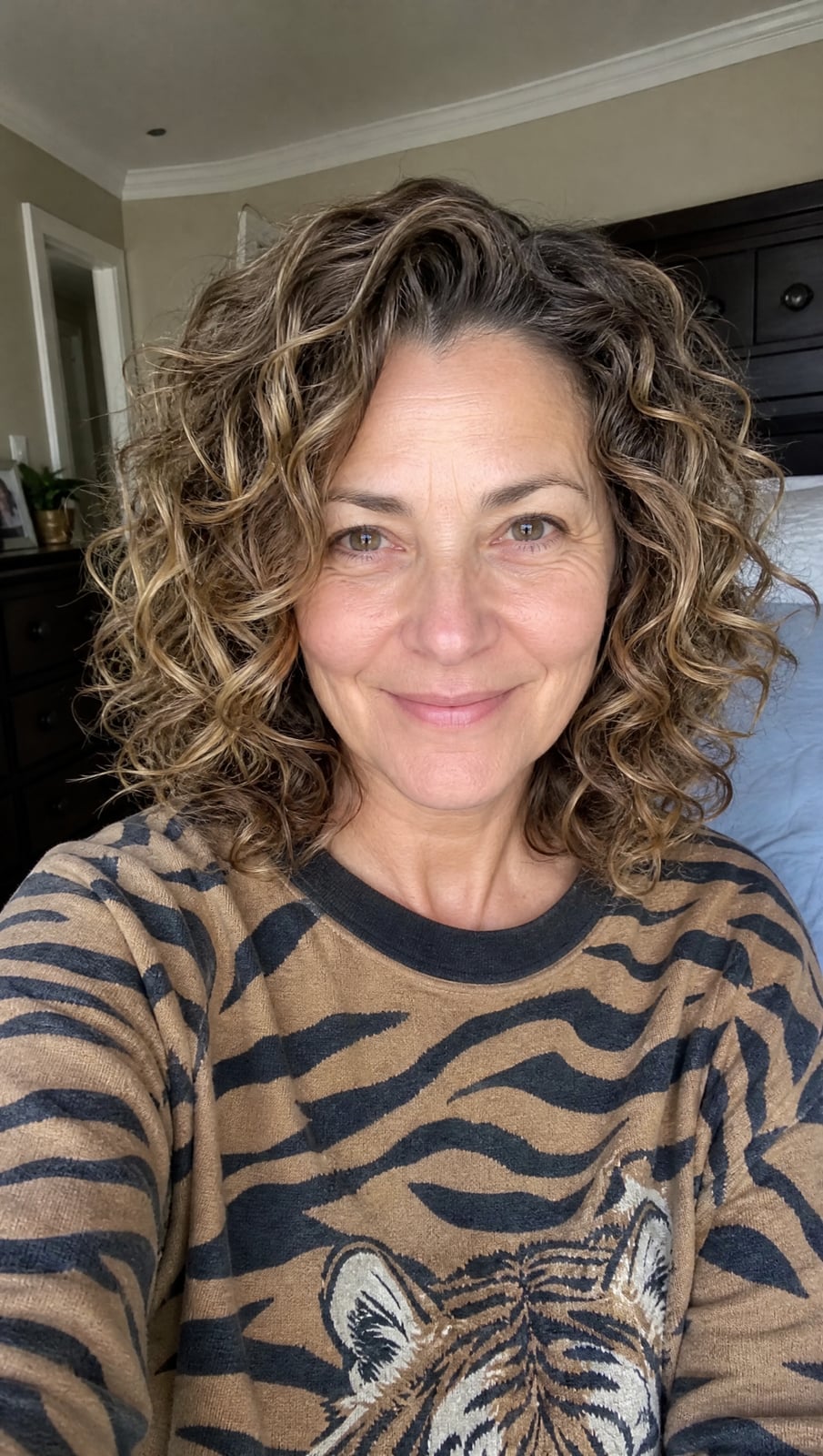 Collarbone Wavy Hair With Honey Blonde Highlights Collarbone Wavy Hair With Honey Blonde Highlights — Classy Shoulder Length Curly Hair