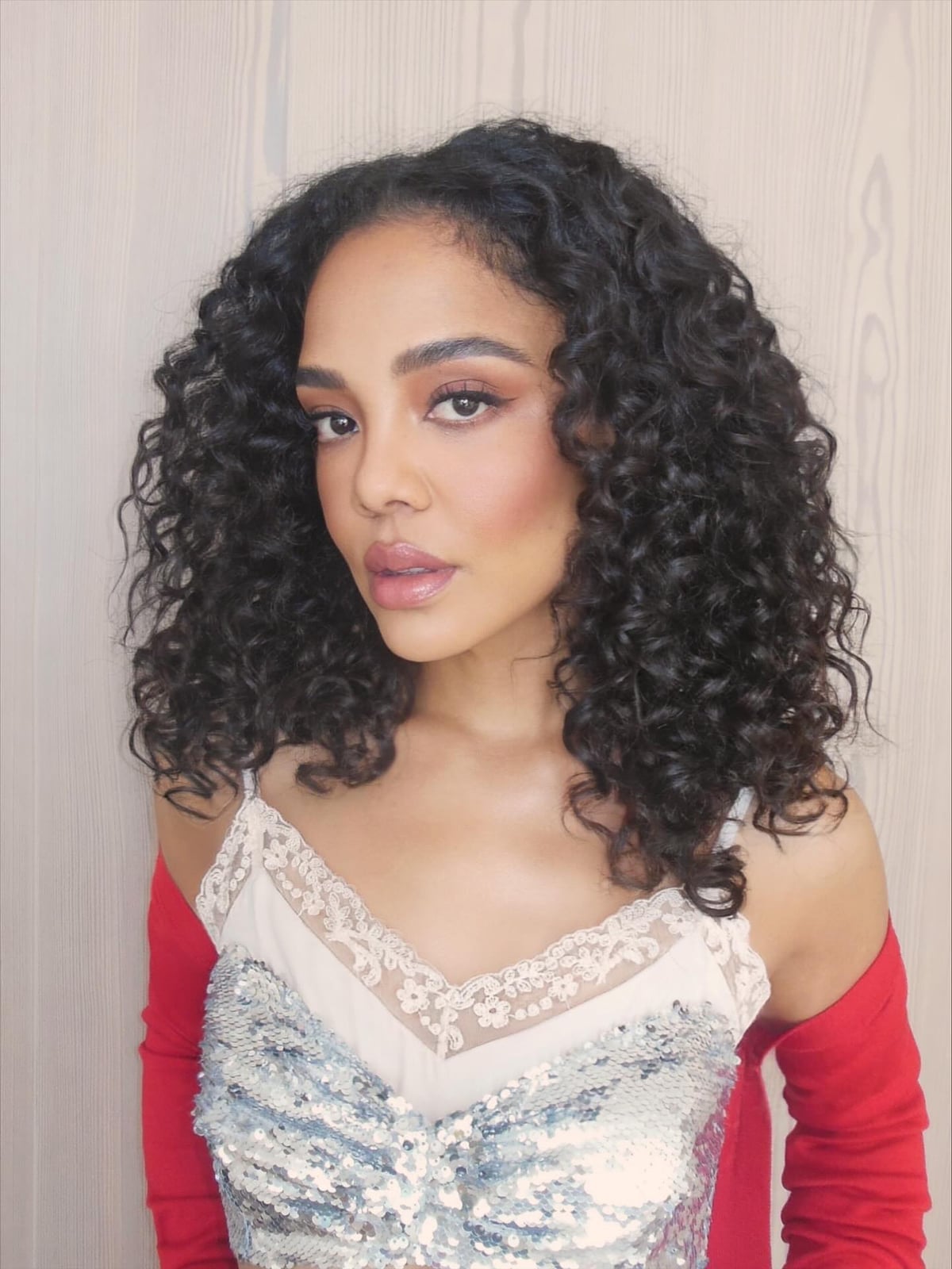 Collarbone Curly Hair With Face-Framing Balayage Collarbone Curly Hair With Face-Framing Balayage — Classy Shoulder Length Curly Hair