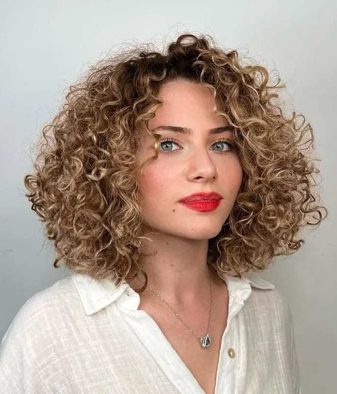 Collarbone Layers With Blonde Highlights Collarbone Layers With Blonde Highlights — Classy Shoulder Length Curly Hair