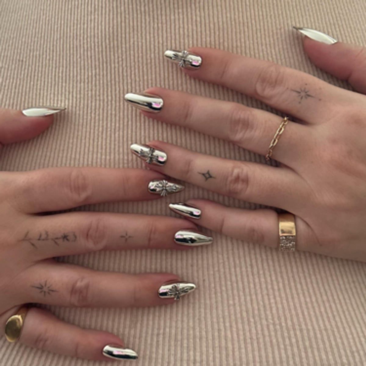 Mirror Chrome Medium Square Nails, зеркальный хром Mirror Chrome Medium Square Nails, зеркальный хром — Classy Silver Chrome Nails