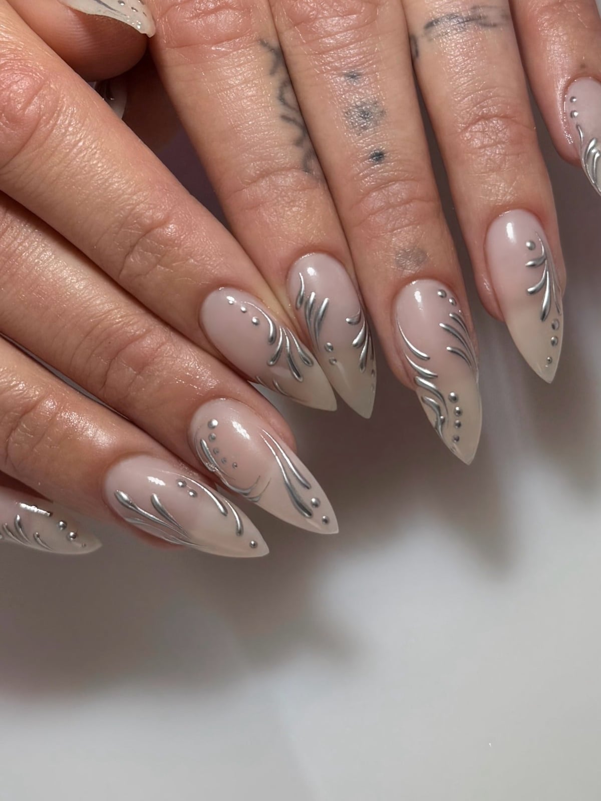 Mirror Silver Chrome Medium Almond Nails, На пальцах видны кольца Mirror Silver Chrome Medium Almond Nails, На пальцах видны кольца — Classy Silver Chrome Nails