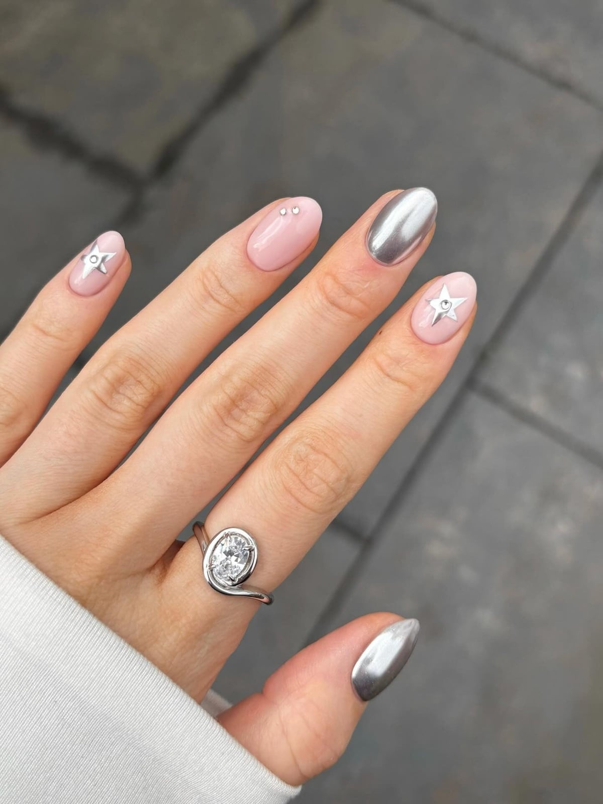 Mirror Chrome Medium Almond Nails, серебряный хром на всех ногтях Mirror Chrome Medium Almond Nails, серебряный хром на всех ногтях — Classy Silver Chrome Nails