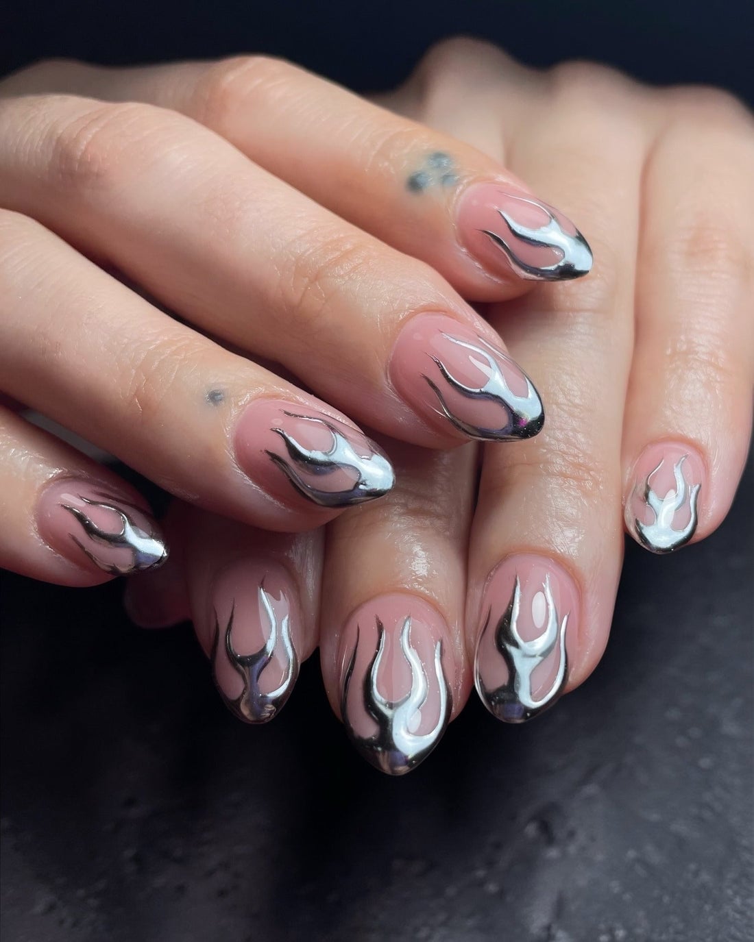 Reflective Chrome Medium Almond Nails, Дизайн выполнен на обеих руках Reflective Chrome Medium Almond Nails, Дизайн выполнен на обеих руках — Classy Silver Chrome Nails